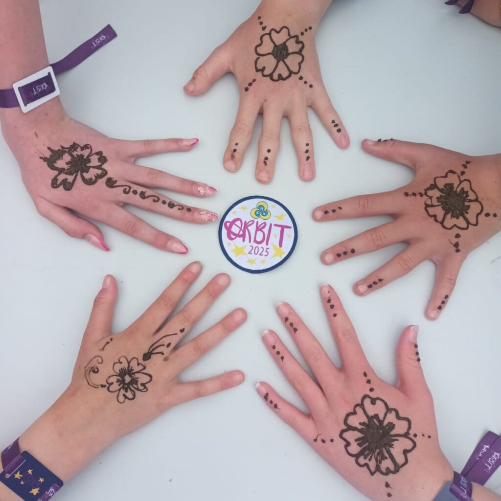 Guides - activity Sangam - hands henna - Orbit 2025